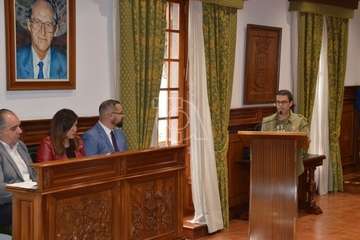 El periodista teldense Gaumet Florido leyó este jueves en el Pleno municipal el Manifiesto Institucional por el Día Internacional de las Mujeres (Foto TA y Francisco J. Santana)